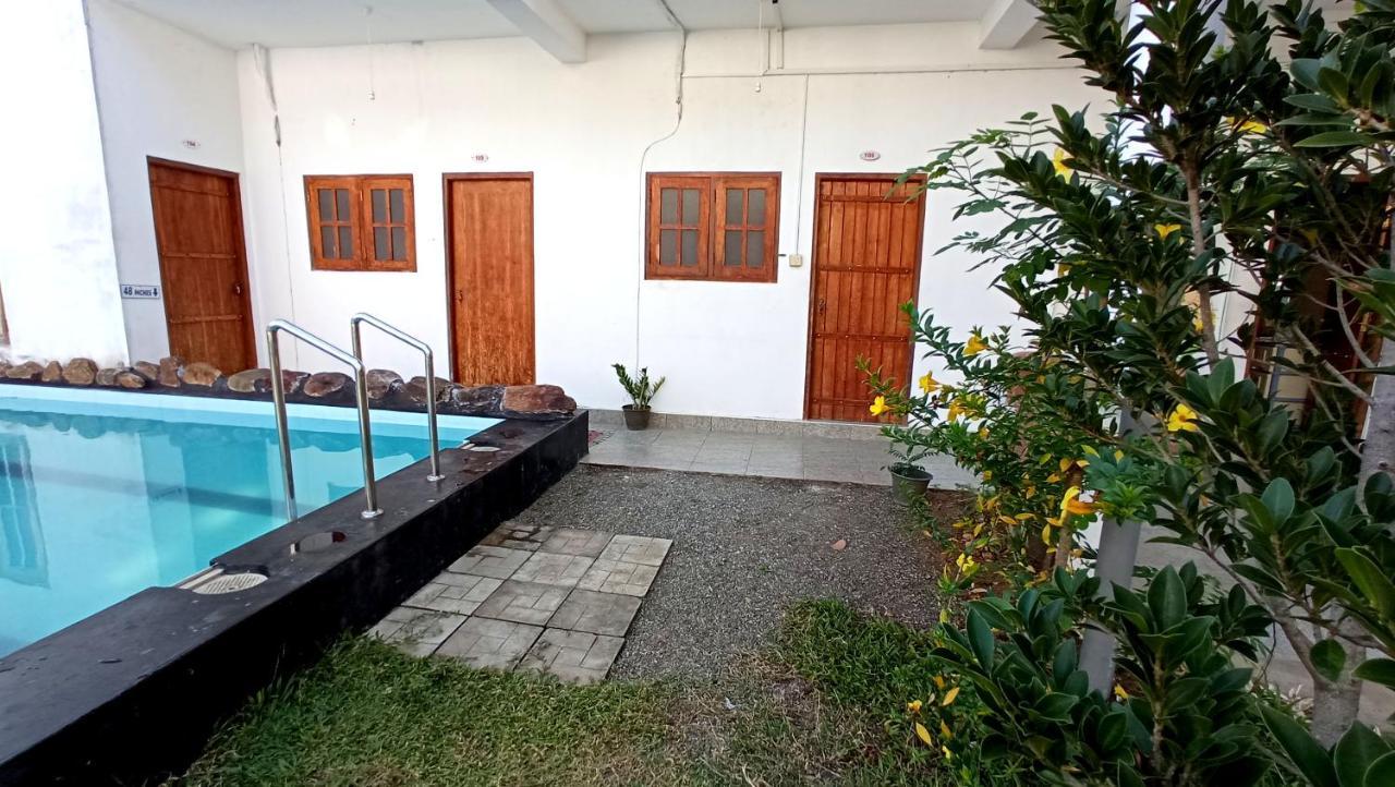 River Side & Swimming Pool Bed & Breakfast Удавалаве Екстериор снимка