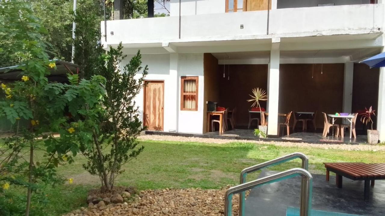 River Side & Swimming Pool Bed & Breakfast Удавалаве Екстериор снимка